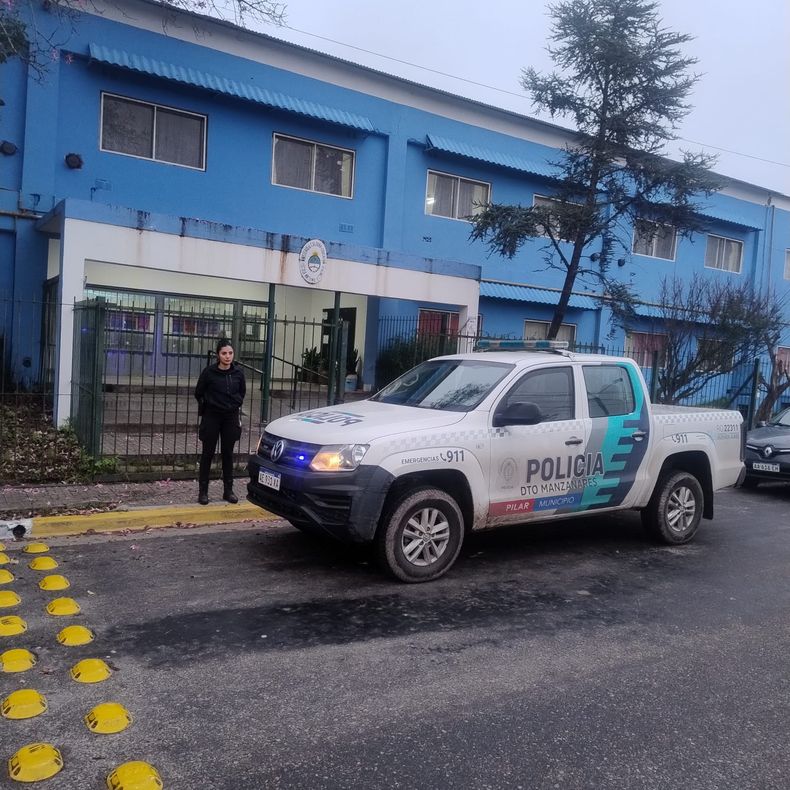 Las escuelas de Pilar que sufrieron amenazas fueron custodiadas por un patrullero. 