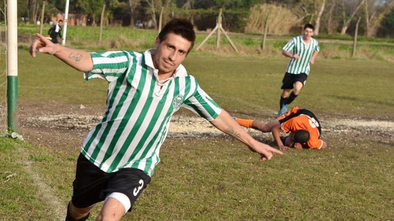 AVIONCITO. Contreras festeja el tanto de la victoria del Verde..