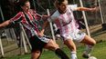 Vicky Morán cuida la pelota ante una rival. A fines de julio fue el último partido ante Chacarita.