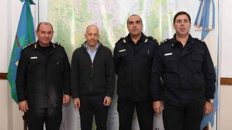 Nuevo jefe. Carlos Nicolás (el primero, a la derecha) estará a cargo de la policía Distrital. .