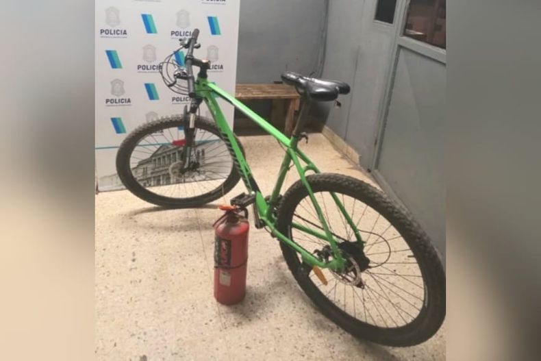 LADRÓN ATRAPADO. El sujeto de 26 años intentó robar la bicicleta y fue reducido por el dueño.&nbsp;