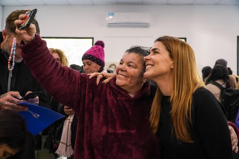 SELFIE. Soledad Peralta con una de las integrantes del programa.