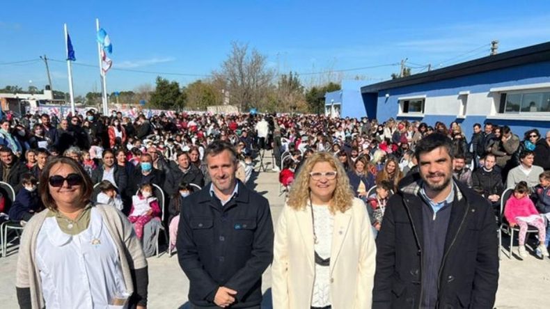 SONRISAS. Achával y los funcionarios locales y provinciales encabezaron el acto con vecinos de Derqui..