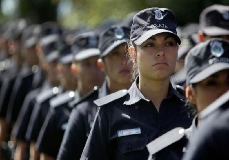FORMADOS. El aumento alcanzará a la policía.