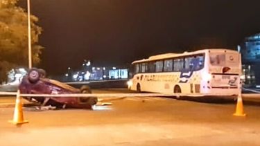 El auto, volcado junto al 57.
