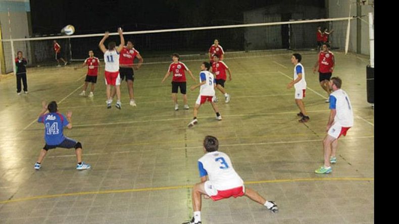 La Primera masculina venció 3-1 a Centro Napolitano y está 1-0 en cuartos de final..