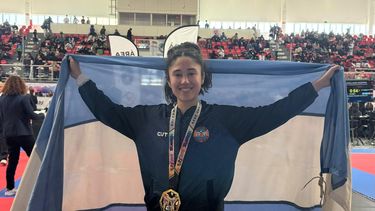 CAMPEONA. Naara Romero posa orgullosa con la medalla de oro.
