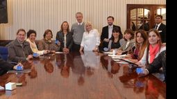 BOLETOS. Representantes de instituciones educativas recibieron las credenciales de sus alumnos..