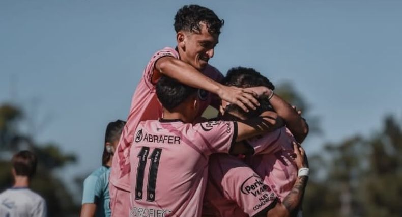 Con Guido Isola en la cima de la montaña, los jugadores de Real Pilar festejan uno de los goles en la Comunidad Deportiva.