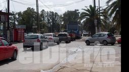 El paso a nivel del centro, uno de los puntos calientes del tránsito en Derqui..