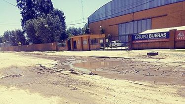 Este cráter es de la calle Frondizi, a la altura de la Escuela 19, en el fondo del Parque Industrial. Ya los coches no pueden pasar de lo profundo que es. Pondrán plata los del peaje para que los coches no vayan por ahí? Sebastián Tessoro. .