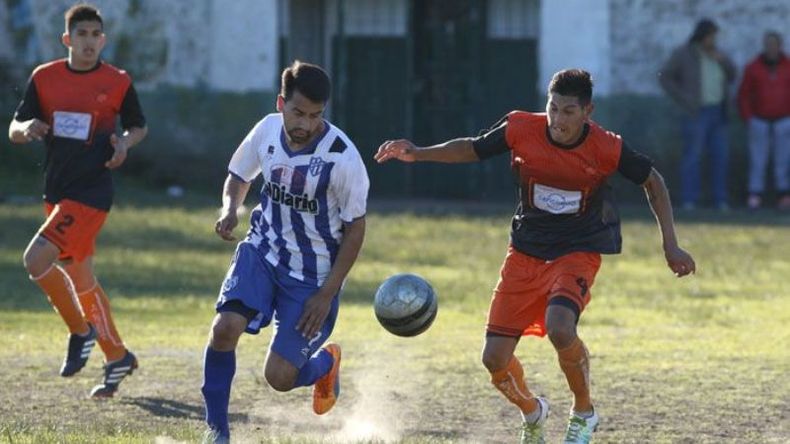 PELADO. Javier Cejas lucha la pelota con un rival; San Alejo le robó un punto a La Catedral..