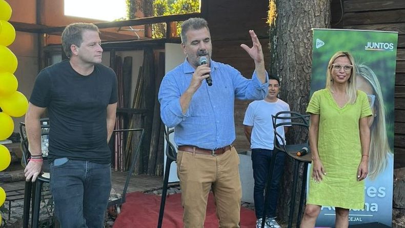 DISCURSO. Ritondo junto a Campbell y Cáceres en una quinta del kilómetro 50. .