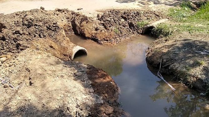 Intersección de las calles Fragata Heroína y Pasteur, barrio Villa Verde. El jueves a la noche, personal de la Municipalidad estuvo trabajando hasta cerca de las 23 y no solo no arreglaron el desagüe de las zanjas sino que rompieron el caño maestro del agua corriente. Ayer no vino al barrio ni personal de Aysa ni del Municipio y seguimos sin agua y se sigue desperdiciando agua potable. Vecinos del barrio Villa Verde. .