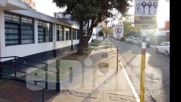 INTRANSITABLE. Así está la vereda frente a la escuela..