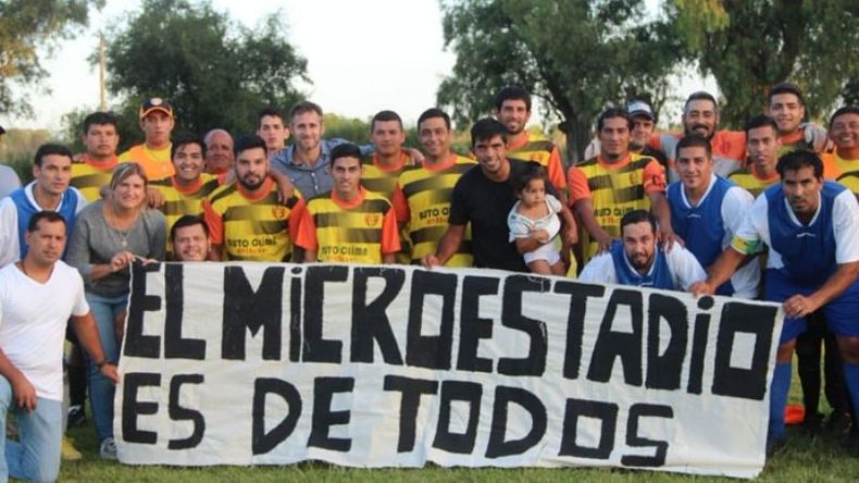 CAMPAÑA. Con clubes y distintos deportistas Achával denunció al gobierno. .
