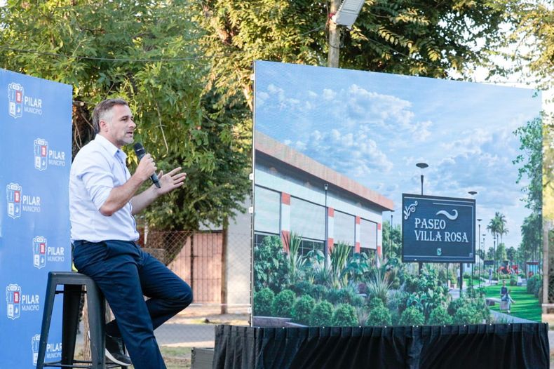 El intendente Federico Achval esta tarde durante la presentacin del Paseo Villa Rosa ante vecinos e institucionesnbsp