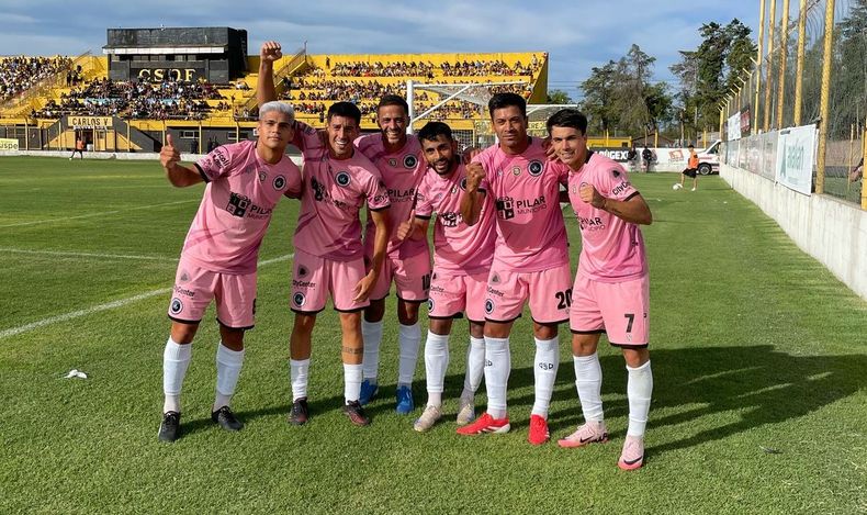 TODO OK. Smith, Crocco, Pansardi, Ríos, Risso Patrón y Martin, abrazados festejan el triunfo parcial.