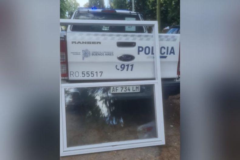 VENTANAL. El elemento que el ladrón había alcanzado a llevarse de la vivienda.
