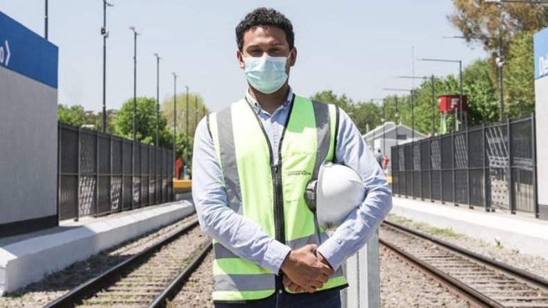 RENOVADA. Trabajador del ferrocarril en la estación Del Viso. Opera desde este jueves..