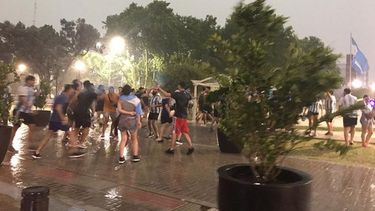 Rompimos el maleficio Lautaroooo. Lluvia torrencial pero en la plaza de Pilar festejamos igual. Vamos Argentina carajo. TABARÉ FERNÁNDEZ BERNENGO / @tabarefernandez..