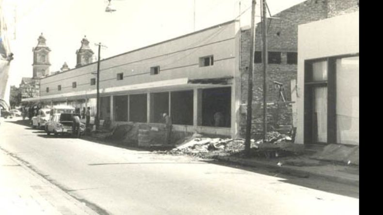 Refacciones en la esquina de Rivadavia e Yrigoyen, para la apertura de Grandes Tiendas Hidalgo Solá. La foto es de la década del 60..