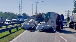 El vuelco ocurrió en el kilómetro 44 del ramal Campana. El vuelco ocurrió en el kilómetro 44 del ramal Campana.