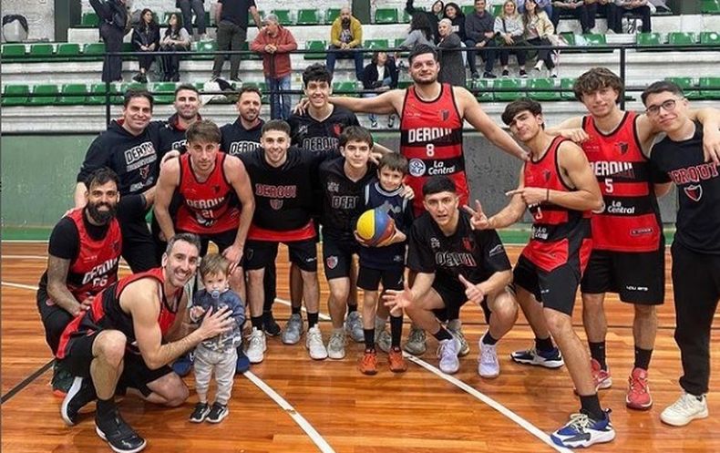 EQUIPO. Los jugadores de Derqui festejan el triunfo en Pinocho.