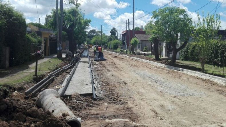 Obras de asfaltado en la calle OHiggins entre Crucero General Belgrano y Bergantín República..