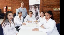 PREPARACIÓN. Marcelo Fernández, junto a un grupo de chicos que participan del programa..
