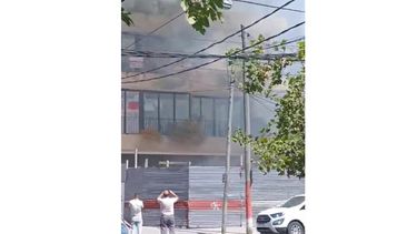 El fuego se desató pasadas las 13 en el edificio de Belgrano e Independencia.