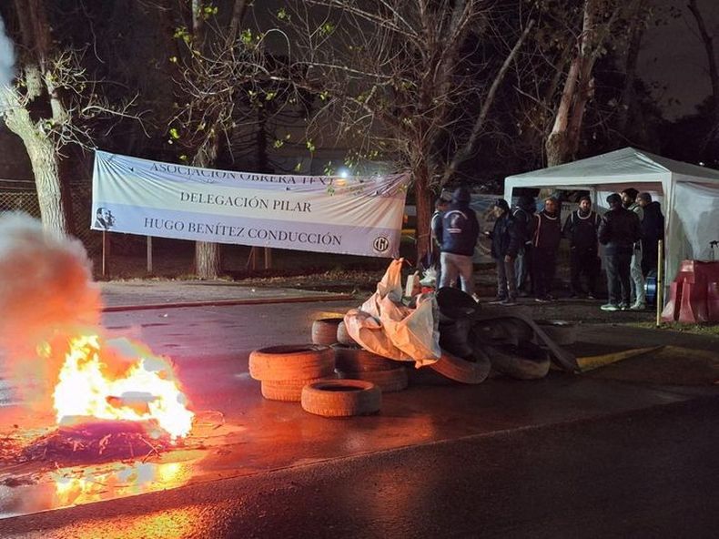 La protesta en la puerta de la ex Johson & Johnson comenzó este lunes.