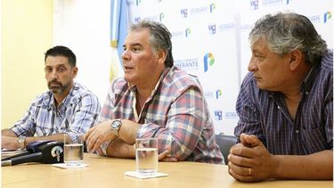 A CABALLO. Trindade en la rueda de prensa, junto a Álvarez y Zapata..