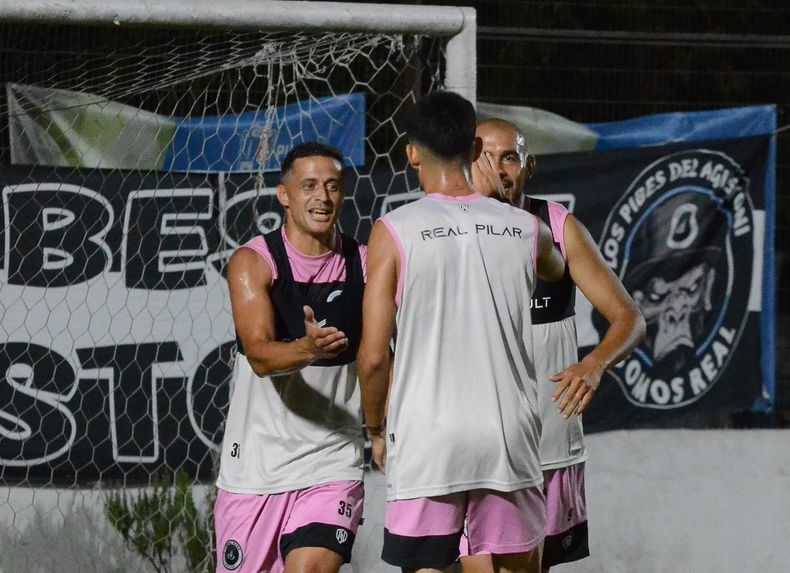 El Bocha Pandarsi agradece a Dylan Vergara por el centro que conectó de cabeza para el 1-1 del segundo partido. Se suma Marcos Riquelme.