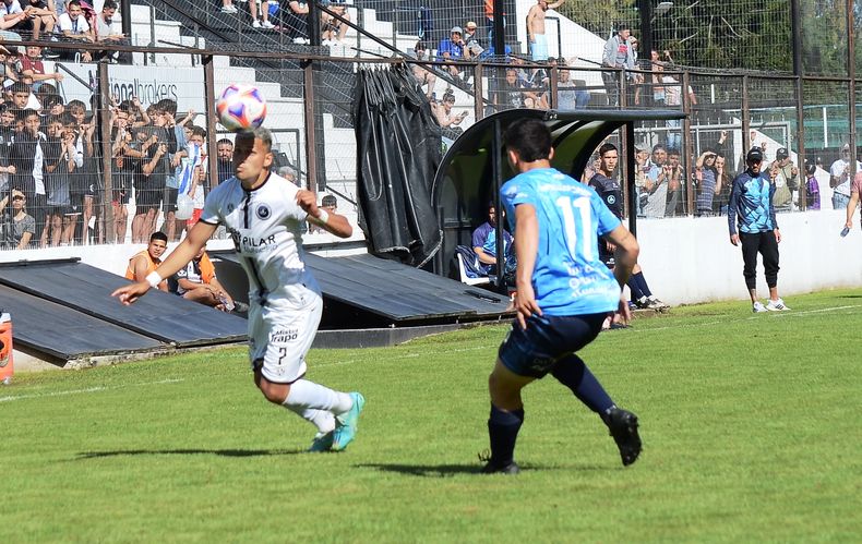 DE CABEZA. Hernández se lleva la pelota. El delantero jugó un buen primer tiempo.