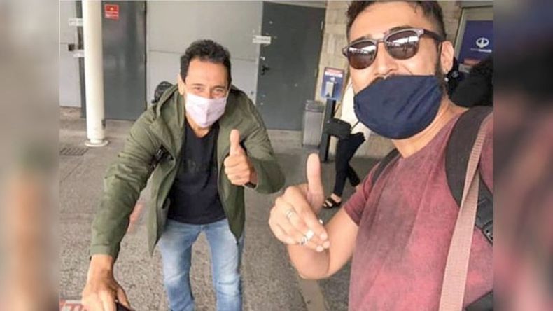 Soy tu fan. El músico Uli Núñez (desde enero con nuevo proyecto llamado Distinto pero igual), se encontró con su ídolo Ricardo Mollo en el Aeropuerto de Ezeiza. “Mi héroe de la guitarra” como él mismo lo calificó. Sin dudarlo, inmortalizó el momento con una foto a la que el líder de Divididos accedió encantado. .