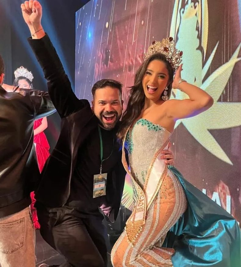 Sof&iacute;a Mervic, Reina Internacional del Cacao, junto al dise&ntilde;ador Aurelio Mart&iacute;nez.