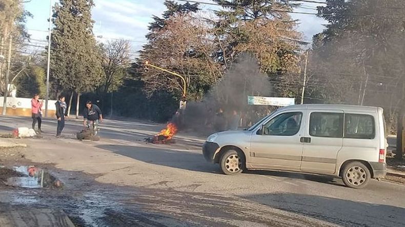 PIQUETE. Vecinos de Pinazo cortaron la ruta 8..