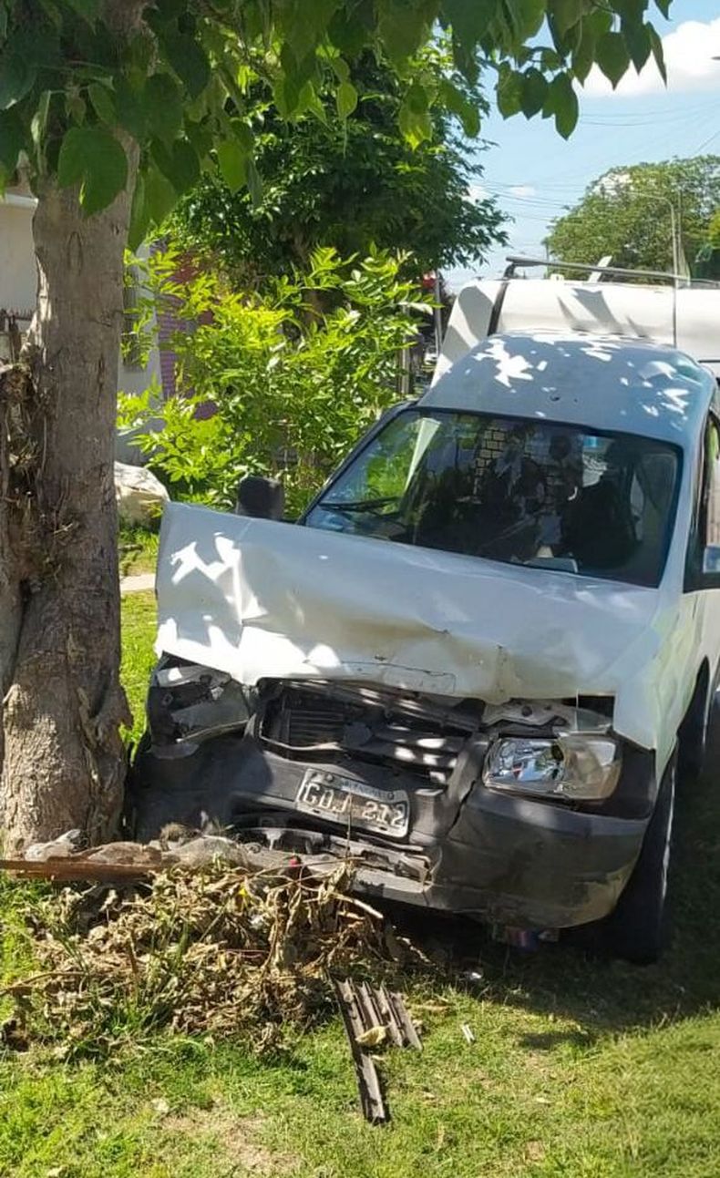 El vehículo en el que se desplazaba el conductor que perdió la vida al volante impactó contra un árbol.&nbsp;