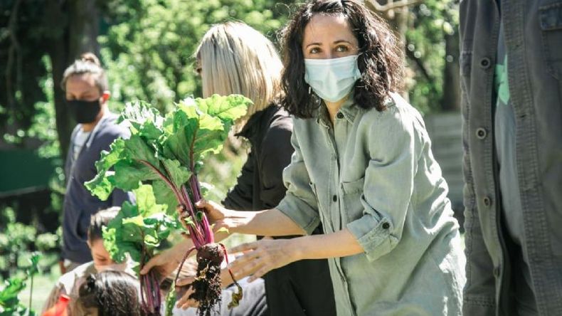 La concejal Lourdes Filgueira recorrió la huerta este fin de semana. .