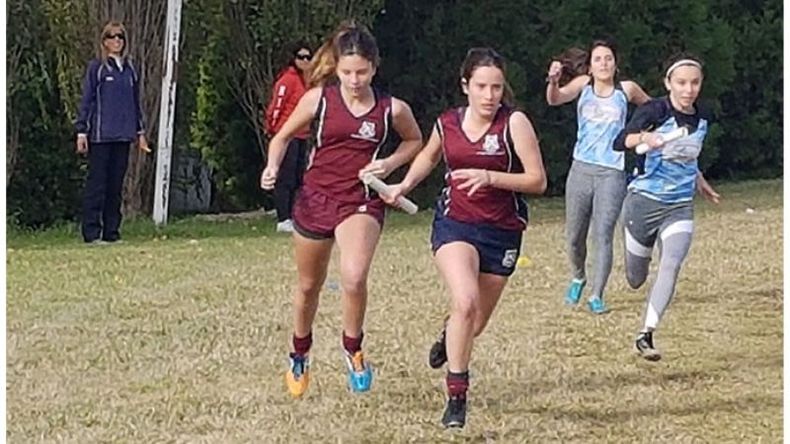 ACCIÓN. Las chicas se pasan el testimonio durante la Posta 4x100..