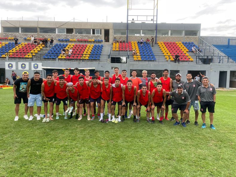 PLANTEL. El Rancho de Pichi Escudero (der.) en la cancha de Colegiales.