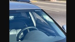 Un automóvil fue dañado este sábado a la tarde..