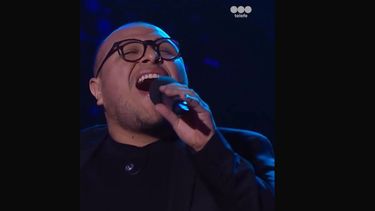 el pilarense lucas rivadeneira emociono a los jurados de la voz y sigue avanzando