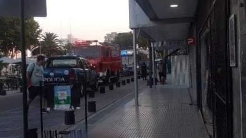 El fuego se inició en un medidor del local dedicado a la venta de comida rápida. .