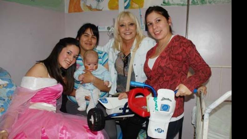 Entregaron juguetes en los hospitales. La Municipalidad, a través de la secretaria de Educación, María del Carmen Rodríguez de Zúccaro y de la secretaria Privada, Jazmín Zúccaro, festejó el Día del Niño visitando a los pacientes de los hospitales de Pediatría Federico Falcón de Del Viso y del Materno Infantil Hugo Meisner de Derqui..