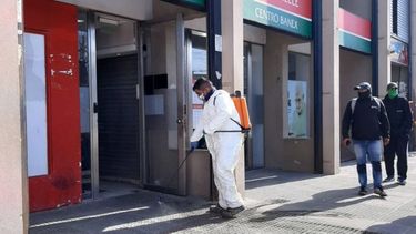 DESINFECCIÓN. Operarios municipales trabajan en Del Viso para disminuir la circulación. .