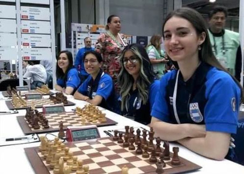 CERCA DEL TOP 10. Francisco y sus compañeras del equipo argentino antes de abrir la última ronda ante Serbia.