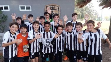 CINCO. Los chicos de 2011 de Real Pilar marcan los goles en el 5-3 ante D10.
