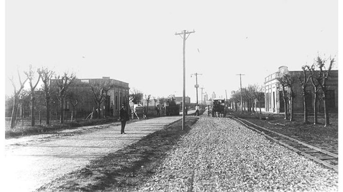 Avenida Tomás Márquez y Camilo Costa, a principios de la década de 1930. La vía se colocó para trasladar materiales de la construcción, desde la estación hasta la obra de pavimentación de la ruta 8. .